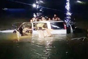 Trục vớt được xe ô tô rơi xuống sông Giăng, 5 người tử vong