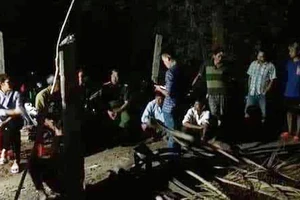 Nghi án con say rượu sát hại mẹ rồi tự tử 