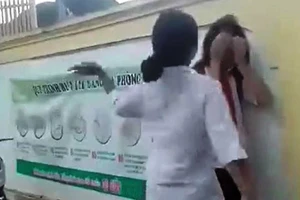 Nữ sinh lớp 8 bị đánh hội đồng vì nói 'mặc áo này thì hở hang'