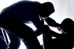 Khởi tố người chồng xô vợ ngã dẫn đến tử vong