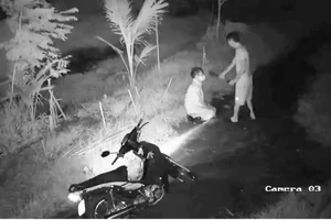 Bị hành hung, dí dao đe dọa vì can ngăn kẻ đánh vợ