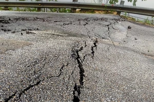 Xuất hiện vết nứt ngang Quốc lộ 16 tại khúc cua gấp nguy hiểm 