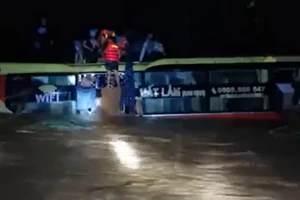 Hình ảnh trắng đêm giải cứu 20 người trên xe khách bị lũ cuốn 