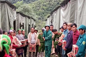 Sợ sạt lở lấp cả làng, 1.400 người ra ở khu lều bạt 