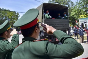 Đưa 8 liệt sĩ giúp dân trong lũ về đất mẹ Nghệ An