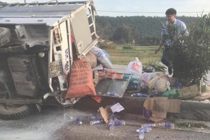 Xe chở đồ cứu trợ lũ lụt bị lật, tài xế nguy kịch 