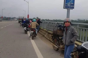 Phát hiện thanh niên nhảy cầu nhưng không thể lao xuống cứu