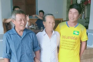 Anh thợ hồ cứu 3 người bị lật thuyền giữa dòng nước xiết