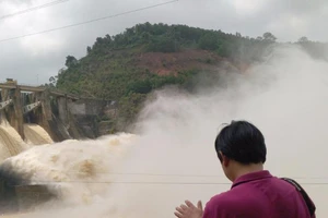 Mưa lớn, hồ Kẻ Gỗ và thủy điện Hố Hô cùng xả lũ
