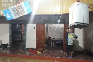 Mưa lớn, thủy điện đồng loạt xả lũ, dân lên Facebook kêu cứu