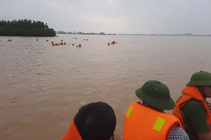 Tìm thấy thi thể học sinh lớp 12 trên cánh đồng nước lũ