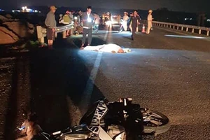 Chạy xe máy về quê, 2 anh em thương vong