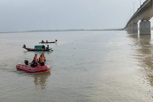 Cảnh sát đang tìm thanh niên để lại áo và ví trên cầu 