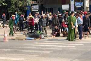 Bị xe đạp điện tông ngã vào xe tải, cô gái tử vong