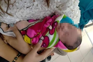 Bé trai 10 ngày tuổi bị bỏ rơi kèm mảnh giấy 'mẹ xin lỗi con'