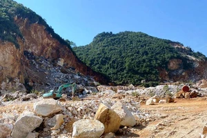 Sạt lở ở mỏ đá, 2 người thương vong