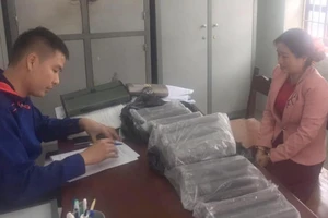 Hiền bị bắt giữ cùng tang vật các thỏi thuốc nổ. Ảnh: CA