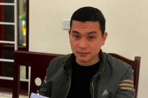 Đôi nam, nữ cho vay nặng lãi rồi đăng ảnh người vay tiền