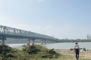  Tìm thấy thi thể người mẹ ôm con 13 tháng tuổi nhảy cầu