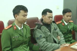 Thấy công an liền vứt 2 bánh heroin và lao xuống sông 