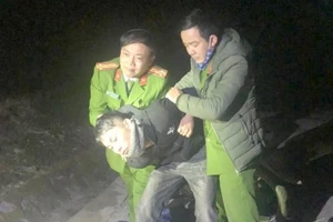 Kẻ chở 12.400 viên ma túy dùng dao chống cảnh sát