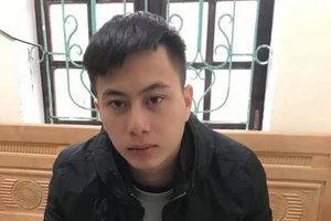 Giả công an chìm để chiếm đoạt pháo Tết