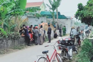 Thi thể 2 cha con ôm nhau gần người vợ trọng thương ở nhà 