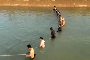  Đốt lửa tìm học sinh lớp 3 mất tích trên sông