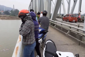 Thấy 1 phụ nữ lao xuống sông trong đêm rét, không ai dám cứu 