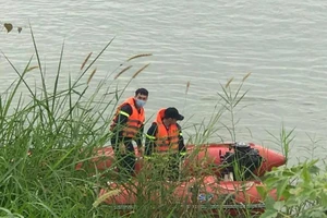 Cảnh sát PCCC và Cứu nạn cứu hộ Công an tỉnh Nghệ An tìm kiếm, đưa thi thể anh Thảo vào bờ. Ảnh: Đ.LAM