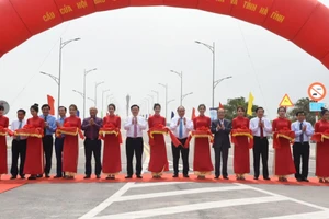 Hàng ngàn người dân nô nức xem thông xe cầu Cửa Hội 