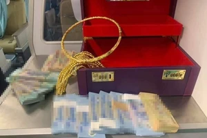 Chiếc vali chứa vàng và tiền của hành khách để quên trên máy bay. Ảnh: ĐL