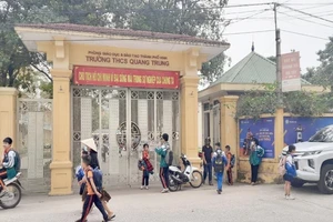 Nghi vấn uống nước phát ở cổng trường khiến 9 em đau bụng, nôn