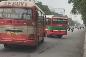 2 xe buýt ‘chèn’ nhau trên đường làm khách hoảng sợ