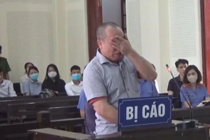 Buôn 3.000 viên hồng phiến, ra tòa khóc kêu oan