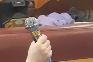 Micro karaoke rò điện làm người đàn ông đang hát tử vong