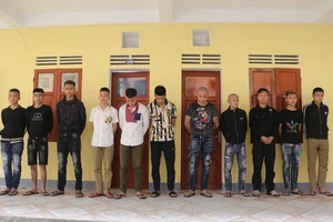 Nhóm nghi phạm liên quan bị Công an TP Vinh bắt giữ. Ảnh: CA