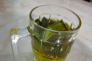 Chồng uống nửa cốc nước thừa của vợ, cả 2 nguy kịch 