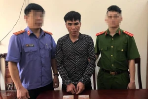 Trần Đình Thân bị bắt cùng tang vật là hai bánh heroin. Ảnh: NTV