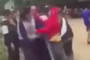 Xôn xao video clip nữ sinh lớp 8 bị đánh ‘hội đồng’