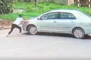 Bé gái 15 tuổi liều chặn xe hơi để bắt cướp 