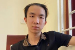 Giúp mẹ vận chuyển 20 bánh heroin rồi trốn vào TP.HCM