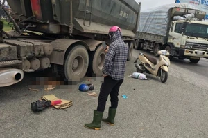 Xe đầu kéo tông trúng xe máy, 2 mẹ con tử vong 