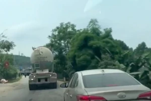 Cảnh sát rượt theo xe hơi bắt người chở 6kg ma túy 