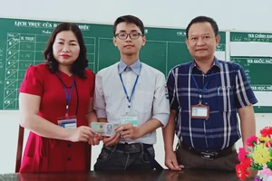 2 học sinh nhặt được tiền và 3 cây vàng trả lại người mất