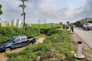 Tránh cụ ông đạp xe băng ngang QL 1A, ô tô lao xuống nước