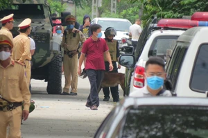 Cảnh sát vây biệt thự bắt nghi can nổ súng làm 2 người chết 