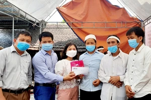 Trao 200 triệu đồng hỗ trợ gia đình sinh viên Nguyễn Văn Nhã 