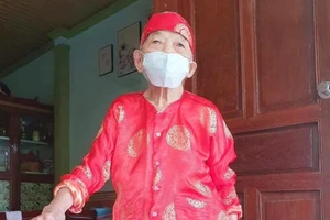 Cụ bà 101 tuổi ở miền núi Nghệ An đi bỏ phiếu bầu cử 