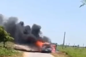 Xe hơi cháy dữ dội nghi do bị quấn rơm trên đường
